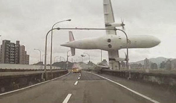 Το βίντεο από την πτώση του αεροπλάνου στην Ταϊβάν κόβει την ανάσα - Φωτογραφία 1