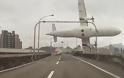 Το βίντεο από την πτώση του αεροπλάνου στην Ταϊβάν κόβει την ανάσα