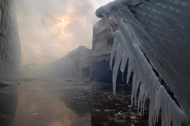 Τι συμβαίνει όταν σβήνεται μια φωτιά σε πολικές θερμοκρασίες; [photos] - Φωτογραφία 7