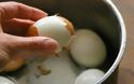 Θέλετε να ξεφλουδίσετε ένα βρασμένο αυγό; Αυτός είναι ο πιο ΓΡΗΓΟΡΟΣ και ΕΥΚΟΛΟΣ τρόπος [video]
