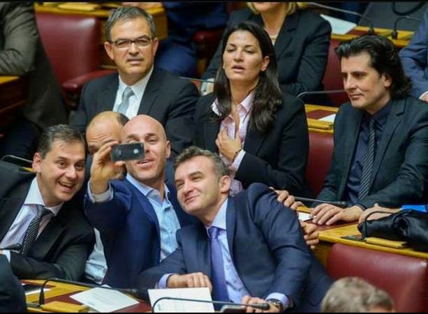 Ποιος έκραξε άγρια τους βουλευτές, που έβγαζαν selfie στη Βουλή - Φωτογραφία 1