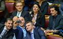 Ποιος έκραξε άγρια τους βουλευτές, που έβγαζαν selfie στη Βουλή
