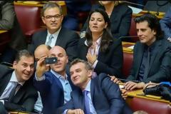Ποιος έκραξε άγρια τους βουλευτές, που έβγαζαν selfie στη Βουλή