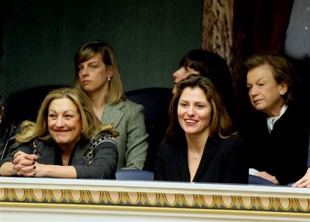 H Γυναίκα που πήρε όλα τα βλέμματα πάνω της χθες στη Βουλή! Γιατί εντυπωσίασε τους φωτογράφους; [photo] - Φωτογραφία 2