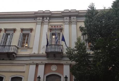 Πάτρα: Κατέβηκε από το Δημαρχείο η σημαία της Ευρωπαϊκής Ένωσης - Φωτογραφία 2