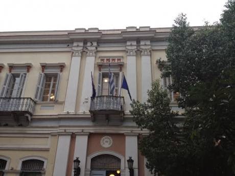 Πάτρα: Κατέβηκε από το Δημαρχείο η σημαία της Ευρωπαϊκής Ένωσης - Φωτογραφία 3