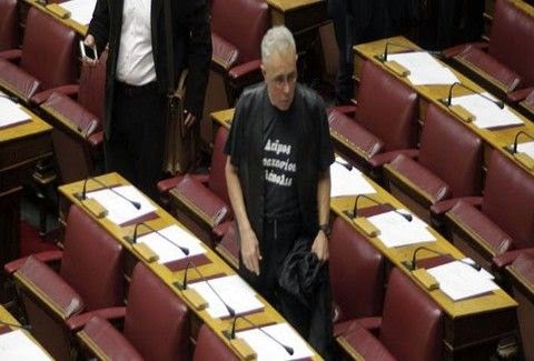 Ο Ζουράρις πήγε στην Βουλή με δερμάτινο γιλέκο και με μπλουζάκι που έγραφε την φράση...! [photos] - Φωτογραφία 1