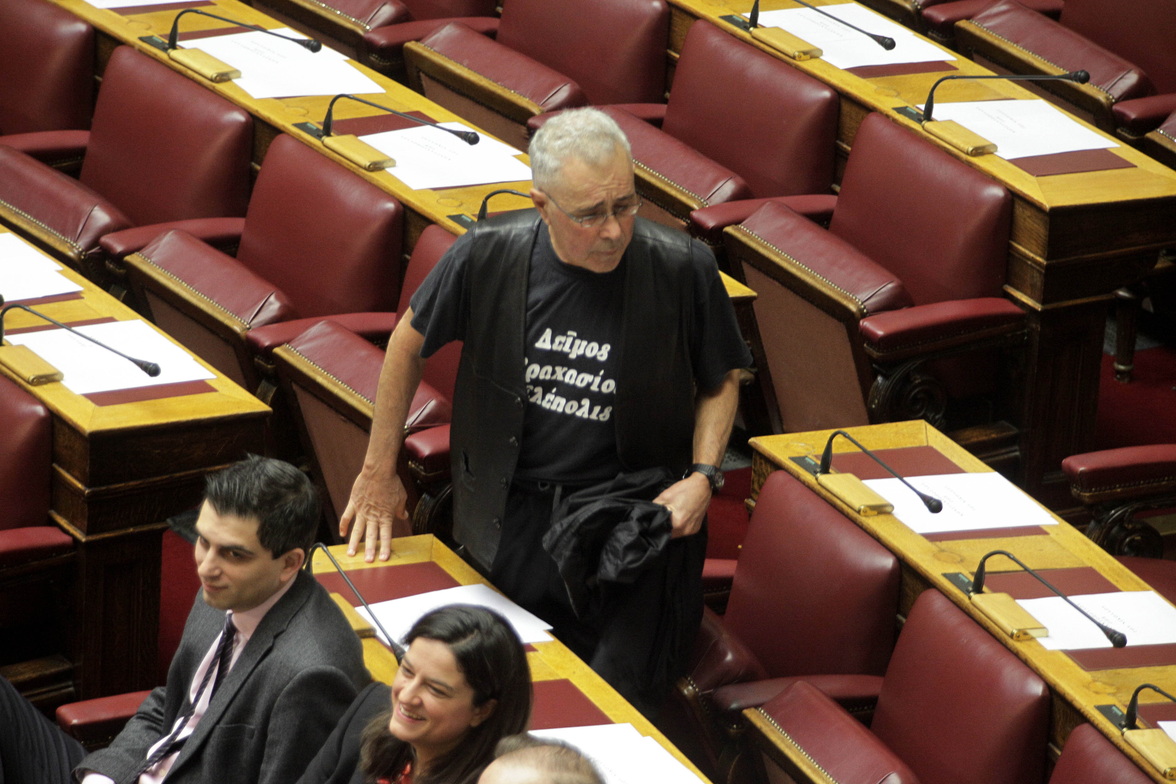 Ο Ζουράρις πήγε στην Βουλή με δερμάτινο γιλέκο και με μπλουζάκι που έγραφε την φράση...! [photos] - Φωτογραφία 2