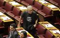 Ο Ζουράρις πήγε στην Βουλή με δερμάτινο γιλέκο και με μπλουζάκι που έγραφε την φράση...! [photos] - Φωτογραφία 2