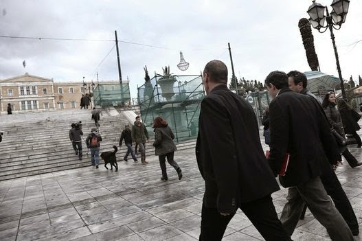 ΑΠΟΘΕΩΘΗΚΕ ο Γιάνης Βαρουφάκης στο Σύνταγμα - «Πάρτους τα ΣΩΒΡΑΚΑ», του φώναζαν [photos] - Φωτογραφία 2