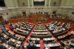 ΔΕΙΤΕ πως ΕΣΚΑΣΕ ΚΟΥΚΛΑΡΑ βουλευτής στη Βουλή - ΠΕΤΑΞΕ τα μπούτια έξω! [photos]