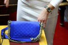 Ε ΟΧΙ: Δείτε ποια βουλευτίνα κυκλοφορεί στη Βουλή με τσάντα 6.100 ευρώ! [photos]