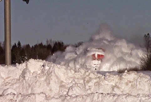 Μανιασμένο τρένο σαρώνει τεράστιους όγκους χιονιού που έχουν συσσωρευθεί στις ράγες [Video] - Φωτογραφία 1
