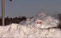 Μανιασμένο τρένο σαρώνει τεράστιους όγκους χιονιού που έχουν συσσωρευθεί στις ράγες [Video]