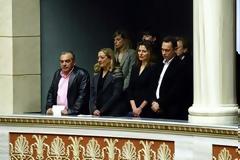Τα αδέλφια του Αλέξη Τσίπρα δίπλα στη σύντροφό του στα θεωρεία της Βουλής