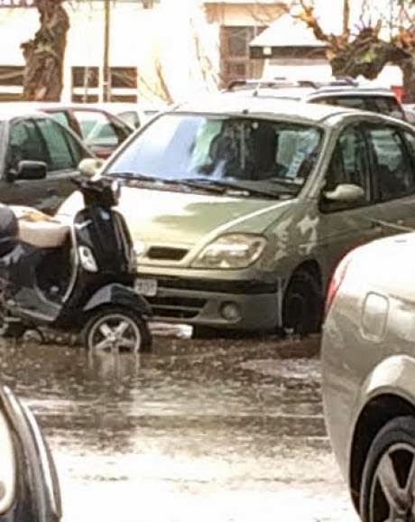 Πάτρα: Τα σταθμευμένα οχήματα στα Ψηλαλώνια έγιναν... βάρκες - Η βροχή μετέτρεψε σε χείμαρρο τους δρόμους - Δείτε φωτο - Φωτογραφία 2