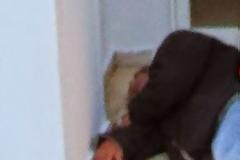 Χαλκίδα: Άστεγος κοιμάται σε είσοδο πολυκατοικίας - Θλιβερές εικόνες στην «καρδιά» της πόλης [photos]