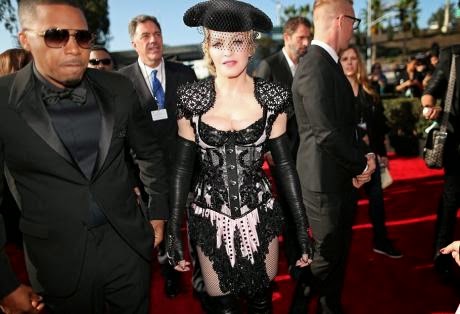 Η Μαντόνα έδειξε τα....οπίσθιά της στα Grammy - Φωτογραφία 1