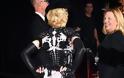 Η Μαντόνα έδειξε τα....οπίσθιά της στα Grammy - Φωτογραφία 2