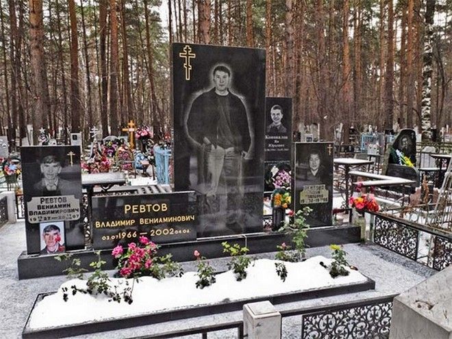 ΑΠΙΣΤΕΥΤΟ: Αντί για τάφους φτιάχνουν... παλάτια για τα νεκρά μέλη της ρωσικής μαφίας [photos] - Φωτογραφία 10
