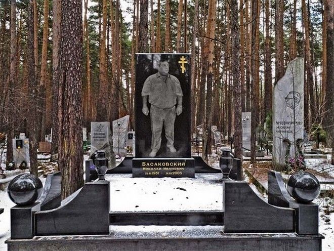 ΑΠΙΣΤΕΥΤΟ: Αντί για τάφους φτιάχνουν... παλάτια για τα νεκρά μέλη της ρωσικής μαφίας [photos] - Φωτογραφία 13