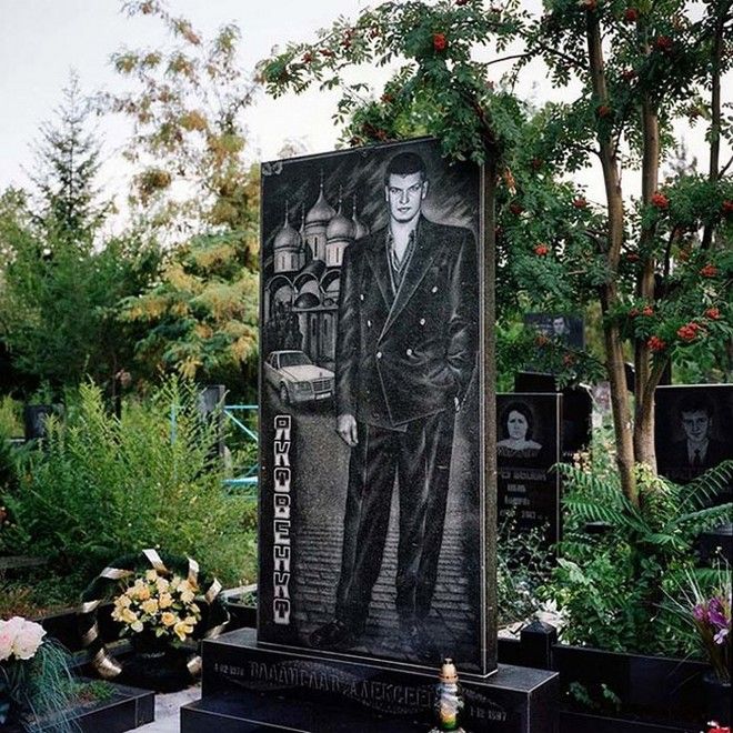 ΑΠΙΣΤΕΥΤΟ: Αντί για τάφους φτιάχνουν... παλάτια για τα νεκρά μέλη της ρωσικής μαφίας [photos] - Φωτογραφία 2