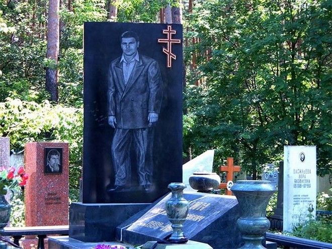 ΑΠΙΣΤΕΥΤΟ: Αντί για τάφους φτιάχνουν... παλάτια για τα νεκρά μέλη της ρωσικής μαφίας [photos] - Φωτογραφία 21