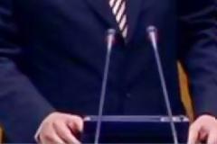Ποιος υπουργός εμφανίστηκε με tablet στο βήμα της Βουλής; [photos]