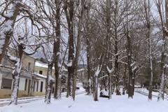 Καλάβρυτα: Εικόνα βγαλμένη από παραμύθι στον πεζόδρομο - Κατάλευκο το κέντρο!