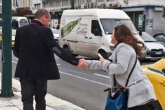 Λιτός βίος με κουλούρι για τον Γιάνη Βαρουφάκη...Οι φωτογραφίες που κάνουν τον γύρο του διαδικτύου! [photos]