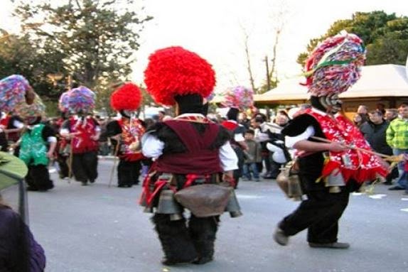 Μεζέδες, ποτό και χορός στο μεγάλο καρναβάλι του Σταυρού Θεσσαλονίκης - Φωτογραφία 1