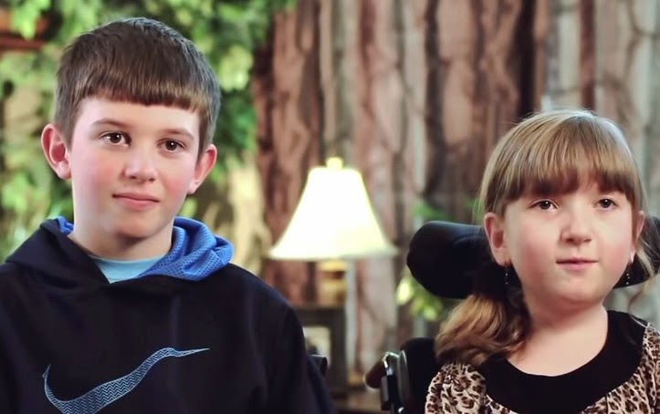 Αυτό που κάνει αυτό το αγόρι για την ανάπηρη αδελφή του είναι καταπληκτικό... [video] - Φωτογραφία 1