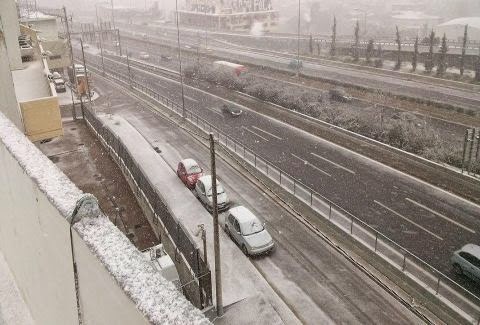 ΤΩΡΑ: Χιονίζει ασταμάτητα στην Αθήνα...Τα πάντα στα λευκά! [photos] - Φωτογραφία 1
