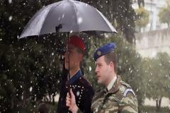 Ούτε οι τσολιάδες στο Σύνταγμα δεν άντεξαν το πολικό ψύχος - Δείτε τι έκαναν! [photos]