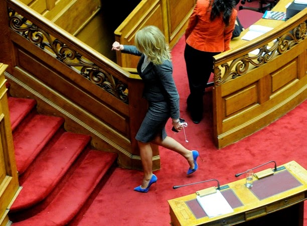 Ποια βουλευτής του ΣΥΡΙΖΑ μοίρασε απλόχερα εγκεφαλικά με αυτές τις μπλε γόβες; [photos] - Φωτογραφία 2