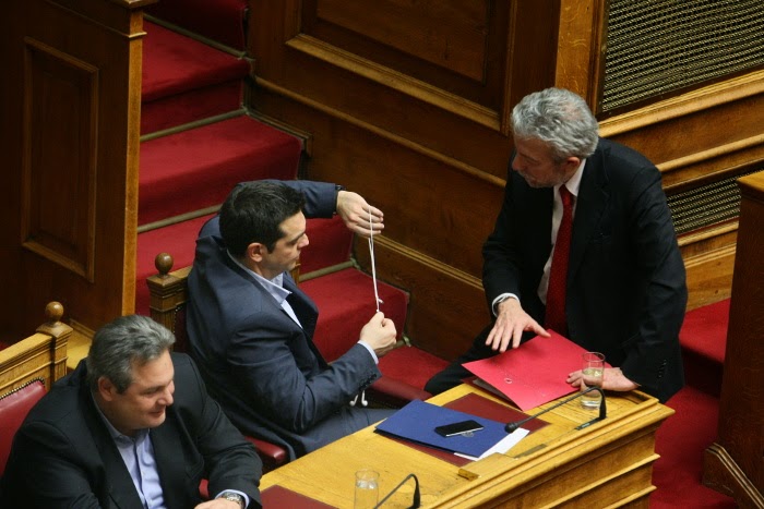 Tα hands free του Τσίπρα έγιναν... μπεγλέρι! [photo] - Φωτογραφία 2