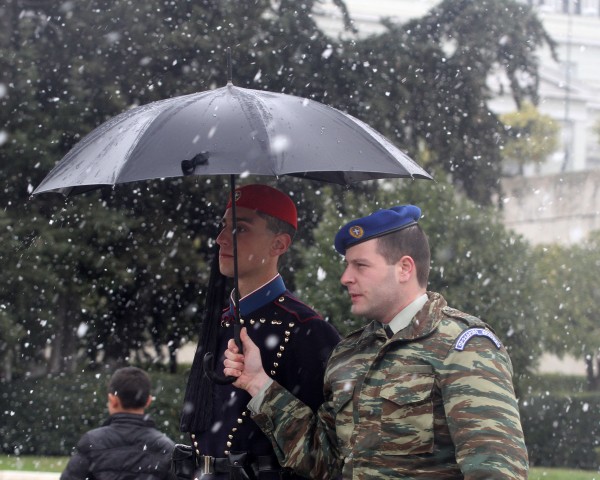 Οι ήρωες Εύζωνες στη χιονισμένη Αθήνα (ΦΩΤΟ) - Φωτογραφία 6