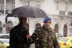 Οι ήρωες Εύζωνες στη χιονισμένη Αθήνα (ΦΩΤΟ)