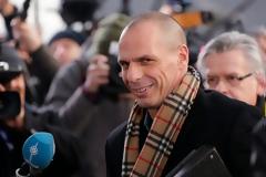 Με κασκόλ Burberry ο Βαρουφάκης στο Eurogroup