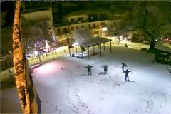 Φοιτητές και Καρπενησιώτες μαζεύονται στην πλατεία του Καρπενησίου και χαιρετούν τον κόσμο
