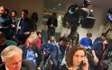 Έπεσαν στα πατώματα οι δημοσιογράφοι περιμένοντας τις ανακοινώσεις για το Eurogroup - Φωτογραφία 2