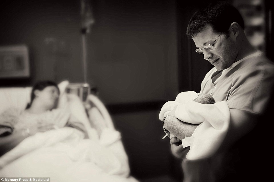 Το πιο σπαρακτικό αντίο: Γονείς αποχαιρετούν τα ετοιμοθάνατα λίγων ημερών μωρά τους [photos] - Φωτογραφία 5