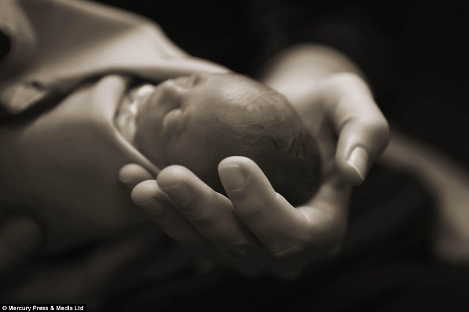 Το πιο σπαρακτικό αντίο: Γονείς αποχαιρετούν τα ετοιμοθάνατα λίγων ημερών μωρά τους [photos] - Φωτογραφία 7