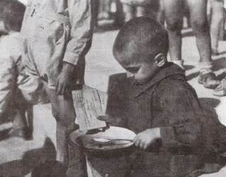 Ο Δ. Νατσιός αφηγείται πως φέρθηκε ένας γερμανός στρατιώτης σε ένα ελληνόπουλο που ζητούσε λίγο ψωμί κατά τη διάρκεια της κατοχής - Φωτογραφία 1