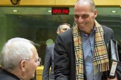 ΌΛΗ η αλήθεια για το κασκόλ του Βαρουφάκη - Δείτε τι είπε ο ίδιος