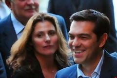 Οι ξανθές που περικύκλωσαν τον Τσίπρα! Τι θα πει η Περιστέρα;