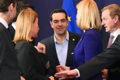 Αυτές είναι οι ξανθιές γυναικάρες που στρίμωξαν τον Αλέξη Τσίπρα στη Σύνοδο Κορυφής! [photos]