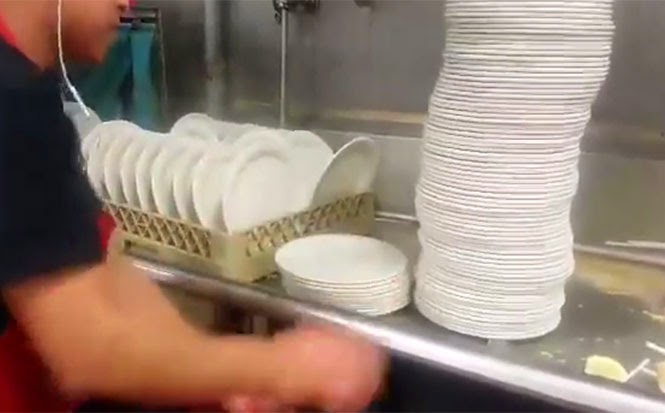ΑΔΥΝΑΤΟΝ! Αυτός ο τύπος πλένει τα πιάτα όπως δεν έχετε ξαναδεί... [video] - Φωτογραφία 1