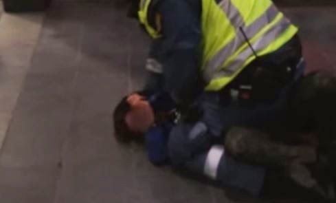 Βίντεο – σοκ: Αστυνομικός χτυπάει 9χρονο αγόρι στη Σουηδία - Φωτογραφία 1