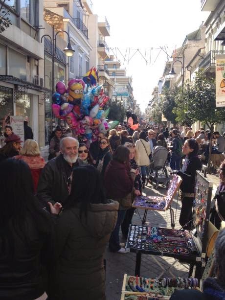 Πάτρα: Κοσμοπλημμύρα στο κέντρο - Δείτε φωτο από τα καρναβαλικά δρώμα - Φωτογραφία 16